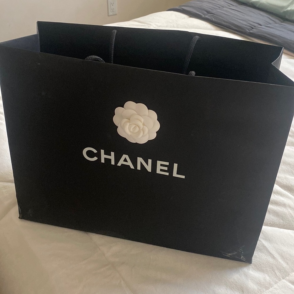 Chanel paper bag empty - Picture 2 of 12